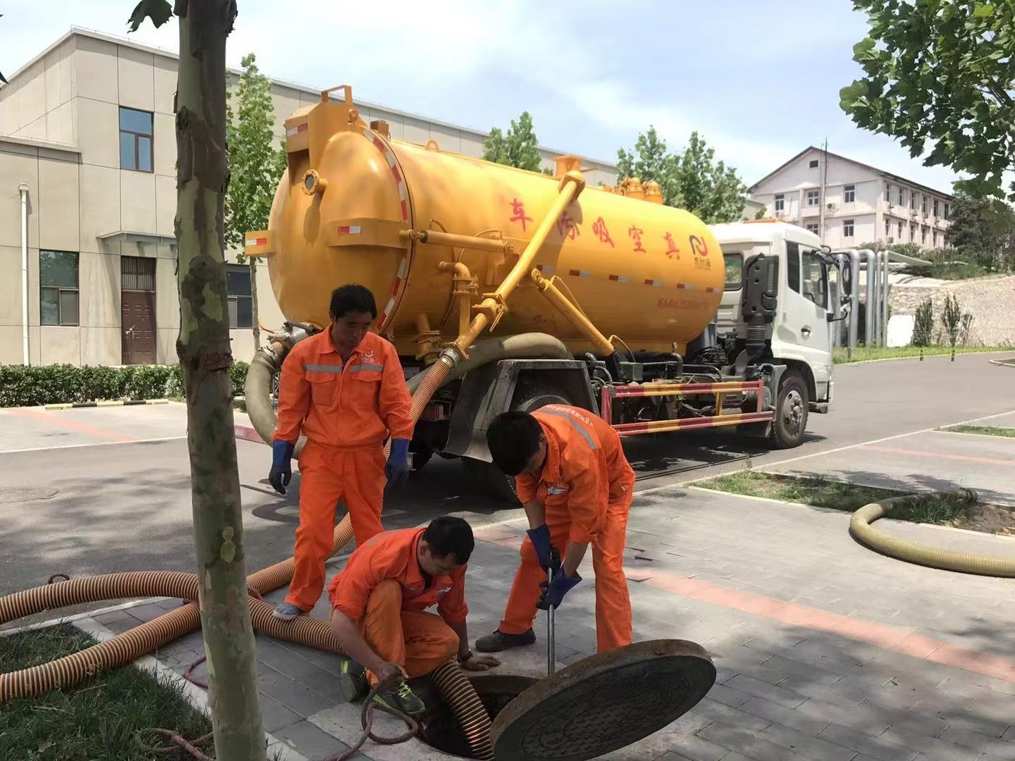 玛多管道疏通车停在窨井附近