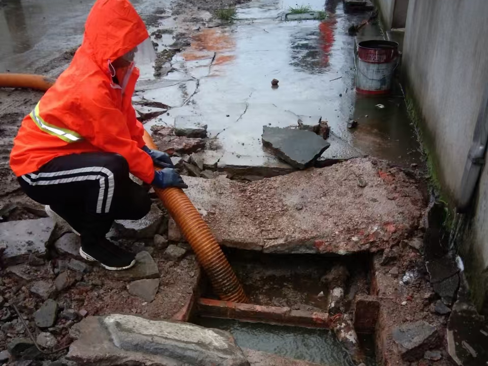 玛多专业清理污水池 炜誉市政以规范流程守护城市 “肠道”