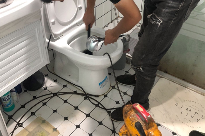 玛多马桶堵塞自己疏通还是找师傅?专业上门服务让你省时更省心