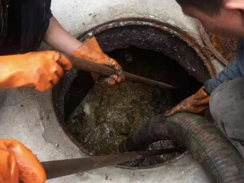 玛多清理化粪池时如何避免沼气的危害?